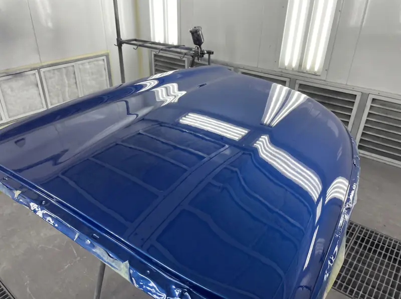 Cofre de auto recién pintado en azul